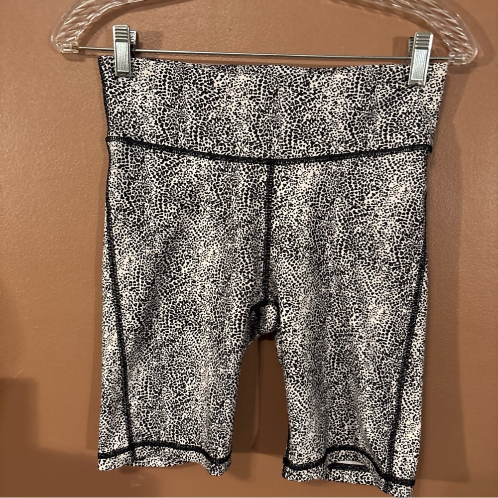 Gap Fit High Rise Bike Shorts Womens Small Black White Animal 4 Way Stretch